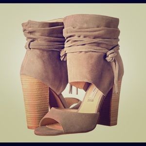 LIKE NEW Kristin Cavallari Camel Suede Booties